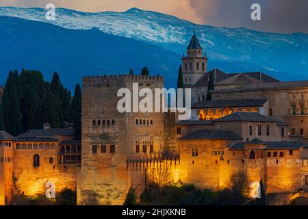 GRANADA ANDALUCIA SPAGNA ALHAMBRA PALACE TORRI E MURA ILLUMINATE DI NOTTE Foto Stock