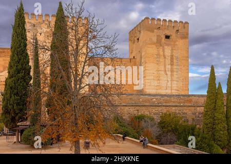 GRANADA ANDALUCIA SPAGNA ALHAMBRA PALAZZO TORRI DELL'ALCAZABA LA TORRE DEL HOMENAJE SULLA DESTRA Foto Stock