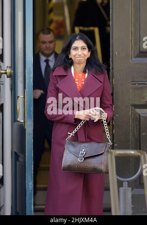 Suella Braverman QC MP (Procuratore Generale) lascia il Gabinetto di Whitehall, 26th gennaio 2022 Foto Stock