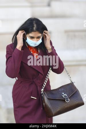 Suella Braverman QC MP (Procuratore Generale) lascia il Gabinetto di Whitehall, 26th gennaio 2022 Foto Stock