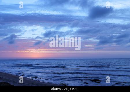 Tramonto sull'oceano, Hennies Bay, Namibia Foto Stock