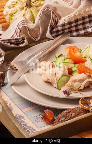 Carne con riso e verdure su un vassoio da portata Foto Stock