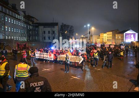 31 gennaio 2022, Sassonia-Anhalt, Halle (Saale): In una dimostrazione contro le misure di Corona si vede una targhetta con la scritta "lavoriamo con il cuore, non con la vaccinazione obbligatoria". Foto: Heiko Rebsch/dpa-Zentralbild/dpa Foto Stock