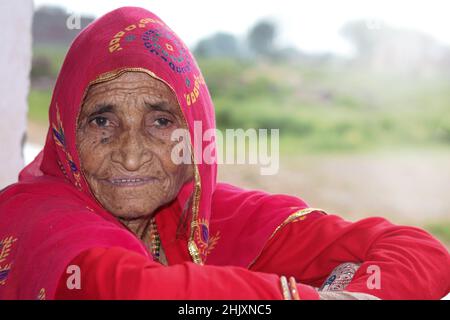 Donna vecchia signora della zona rurale dell'India, madre, nanny e nonna, la gente vive nel villaggio dell'India e la cultura indiana. Foto Stock