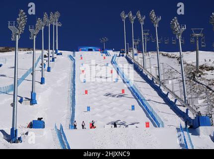 La preparazione del corso prosegue sul corso di magnati al Genting Snow Park, davanti ai Giochi Olimpici invernali di Pechino 2022 in Cina. Data immagine: Martedì 1 febbraio 2022. Foto Stock