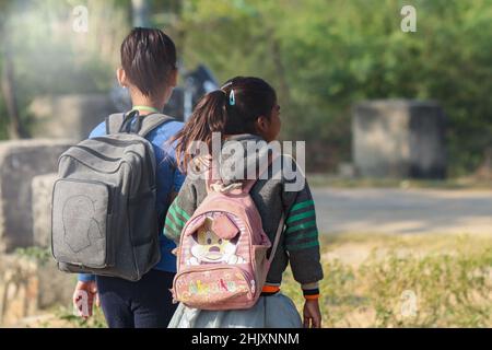 Jaipur, Rajasthan, India- 25 novembre 2021: Due bambina che vanno a scuola. Foto Stock