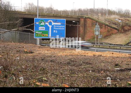 Alberi tagliati giù per fare spazio per un segno di zona di aria pulita, Birmingham, Manchester, Regno Unito, 01-02-2022 Foto Stock