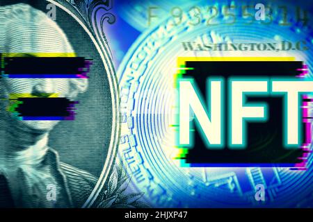 NFT parola su dollaro fattura e bitcoin fondo moneta con futuristico effetto di glitch. Token non fungibile e concetto di cripto-arte. Foto Stock