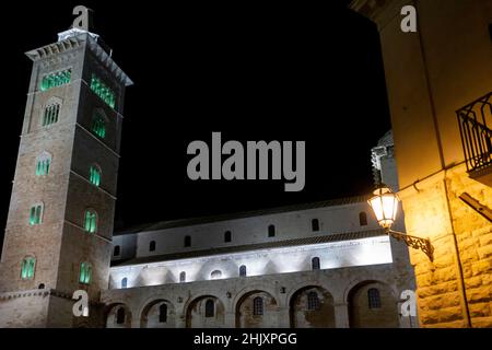 Centro storico, Vista notturna della Cattedrale di San Nicola Pellegrino, Campanile, Trani, Puglia, Italia, Europa Foto Stock