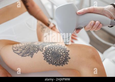 Cosmetologo femminile che esegue la procedura di rimozione dei capelli laser Foto Stock