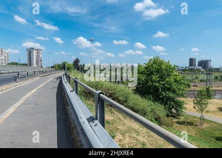 Strada con guardrail. Quarto Oggiaro, quartiere di Milano, Italia Foto Stock