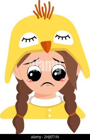 Ragazza con occhi grandi ed emozioni tristi, faccia depressa, occhi in giù in cappello di pollo giallo carino. Testa di bambino con espressione malinconia per Pasqua, Capodanno o costume per la festa. Illustrazione piatta vettoriale Illustrazione Vettoriale