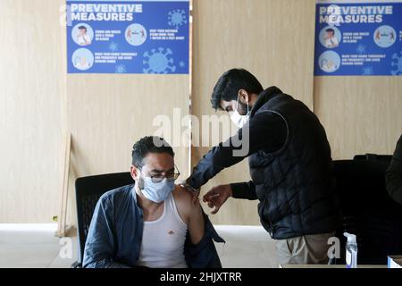 Islamabad, Pakistan. 1st Feb 2022. Un uomo riceve una dose di vaccino COVID-19 presso un centro di vaccinazione di Islamabad, capitale del Pakistan, il 1 febbraio 2022. Il Pakistan lunedì ha riferito 5.327 nuovi casi COVID-19 e 32 morti in più, il National Command and Operation Center (NCOC) ha detto martedì. Credit: Ahmad Kamal/Xinhua/Alamy Live News Foto Stock