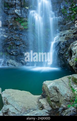 cascata che scorre ruscelli che cadono dalla montagna con calma acqua sfocata superficie lunga esposizione immagine di scatto è presa a thangsning caduta shillong meghalay Foto Stock