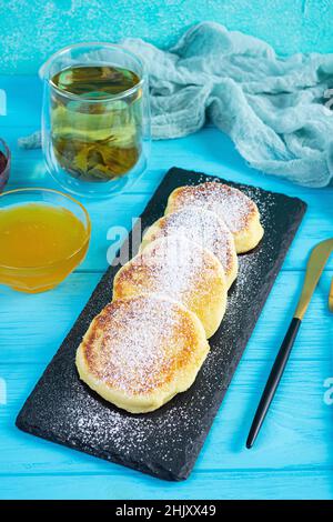 Delizioso sciroppo fatto in casa con marmellata di fragole e miele. Piatto tradizionale russo sciroppo Foto Stock