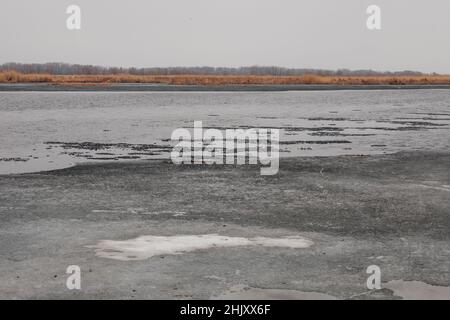 Deriva di ghiaccio sul fiume. Il fiume si apre dal ghiaccio. Problema di scioglimento dei ghiacciai a causa del riscaldamento globale, situazione di emergenza, minaccia di alluvioni Foto Stock