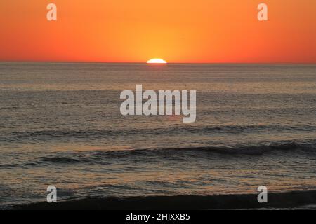 Tramonto sull'oceano, Hennies Bay, Namibia Foto Stock