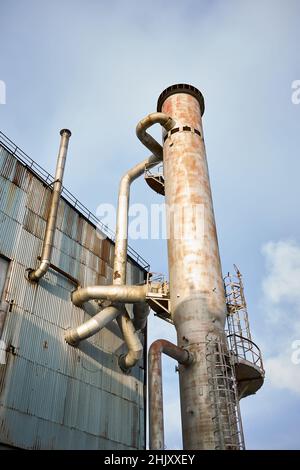 Vecchio impianto di separazione dell'aria industriale petrolchimico. Ossigeno liquido azoto e aria criogenico produzione industriale edifici e apparecchiature su trasparente Foto Stock