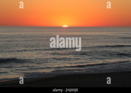 Tramonto sull'oceano, Hennies Bay, Namibia Foto Stock