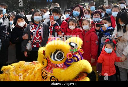 XI'an, la provincia cinese di Shaanxi. 1st Feb 2022. La gente vede una performance per celebrare il nuovo anno lunare cinese a Xi'an, nella provincia di Shaanxi della Cina nord-occidentale, il 1 febbraio 2022. Credit: Tao Ming/Xinhua/Alamy Live News Foto Stock