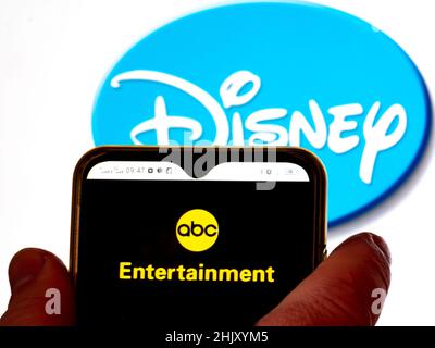 In questa figura, il logo ABC Entertaiment viene visualizzato sullo schermo di uno smartphone con il logo Dyney sullo sfondo. Foto Stock