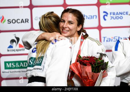 Donne -63 kg, Barbara TIMO di Portogallo medaglia d'oro abbraccia Lucy RENSHALL di Gran Bretagna durante la cerimonia del podio del Grand Slam di Parigi 2021, Judo ev Foto Stock