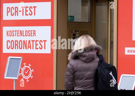 Dresda, Germania. 01st Feb 2022. Una donna si trova di fronte a un centro di test Corona nel centro di Dresda. Credit: Kahnert/dpa-Zentralbild/dpa/Alamy Live News Foto Stock