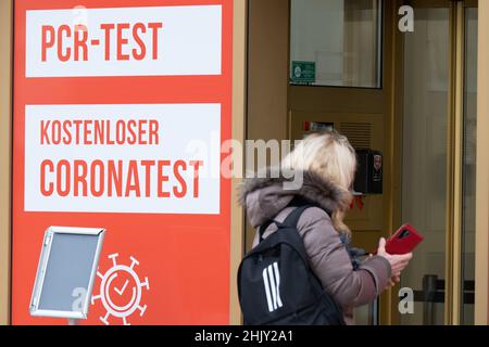 Dresda, Germania. 01st Feb 2022. Una donna si trova di fronte a un centro di test Corona nel centro di Dresda. Credit: Kahnert/dpa-Zentralbild/dpa/Alamy Live News Foto Stock