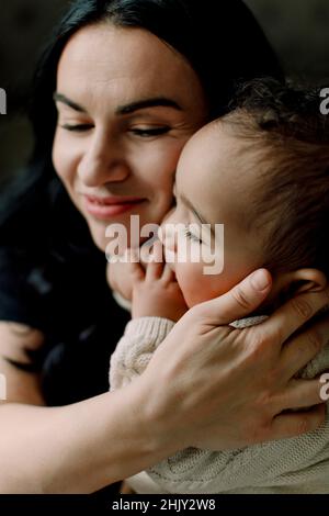 Felice madre che porta il bambino maschio a casa Foto Stock