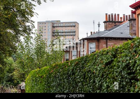 Alloggi sociali blocco torre accanto ad alloggi privati a Pollokshields, Glasgow, Scozia, Regno Unito, Europa Foto Stock