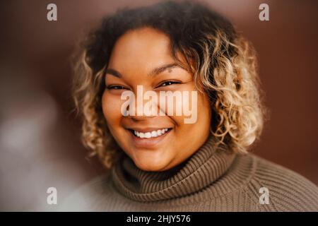 Ritratto di giovane donna felice in studio Foto Stock