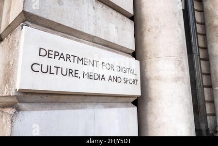 Il Dipartimento per il digitale, la cultura, i media e lo sport. Segnaletica per il dipartimento governativo del Regno Unito, più comunemente noto come DCMS a Whitehall, Londra. Foto Stock