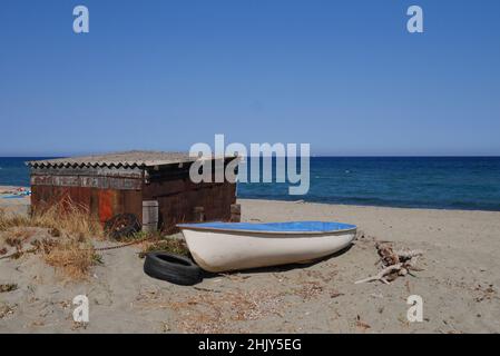 Rusty Beach capanna e vecchio peschereccio sulla spiaggia in Corsica, Francia. Foto di alta qualità Foto Stock