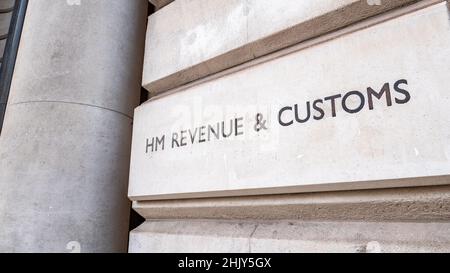 HM Revenue & Customs. Segnaletica all'ingresso del dipartimento doganale e fiscale del governo britannico, più comunemente noto come HMRC a Whitehall, Londra. Foto Stock