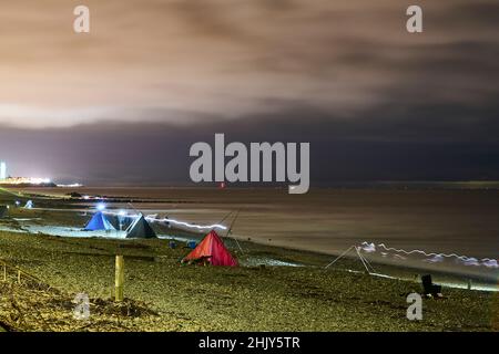 Partita notturna di pesca al mare al largo di Rossall Beach, Fleetwood, Regno Unito Foto Stock