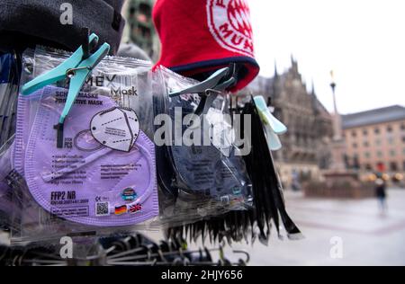 Monaco di Baviera, Germania. 01st Feb 2022. FFP2 maschere e tappi in vari colori possono essere visti in un chiosco di Marienplatz. Credit: Sven Hoppe/dpa/Alamy Live News Foto Stock