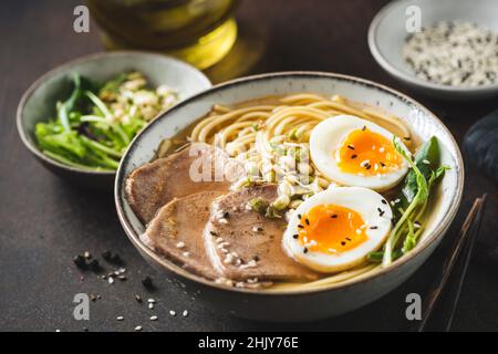 Ciotola per zuppa ramen con uova e carne, vista sul primo piano Foto Stock