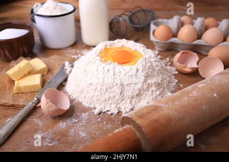 Ingredienti per la cottura. L'impasto si innalza in pane fatto in casa Foto Stock