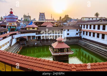 Udupi, Karnataka, India : Vista al tramonto del serbatoio d'acqua di Madhva Sarovara adiacente al tempio di Krishna del XIII secolo fondato dal locale santo Indù M. Foto Stock