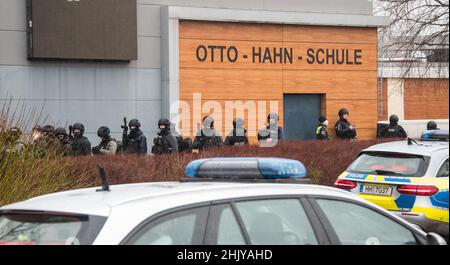 Amburgo, Germania. 01st Feb 2022. Forze di polizia fortemente armate si trovano di fronte alla otto Hahn School nel distretto di Jenfeld. Si ritiene che un giovane armato di armi da fuoco abbia avuto accesso alla scuola. Credit: Daniel Bockwoldt/dpa/Alamy Live News Foto Stock