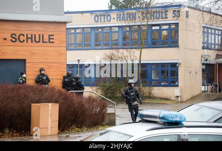 Amburgo, Germania. 01st Feb 2022. Forze di polizia fortemente armate si trovano di fronte alla otto Hahn School nel distretto di Jenfeld. Si ritiene che un giovane armato di armi da fuoco abbia avuto accesso alla scuola. Credit: Daniel Bockwoldt/dpa/Alamy Live News Foto Stock