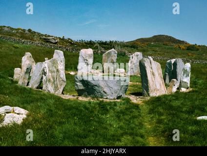 Visualizza NE di Drombeg recumbent cerchio di pietra, Co. Cork, Repubblica d'Irlanda, che mostra la pietra grigia recumbent al SW direttamente di fronte all'entrata. Foto Stock