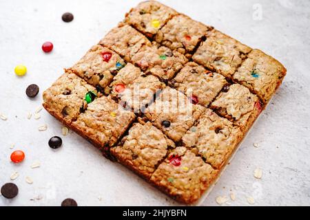 Snack bar fatti in casa con biscotti con pezzetti di cioccolato, focus selettivo Foto Stock