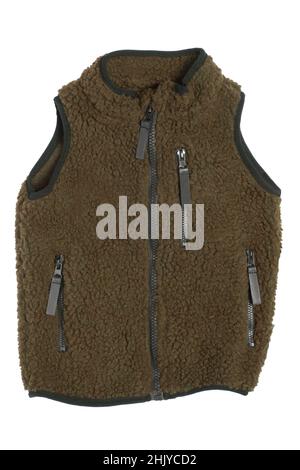 Gilet in pelliccia. Un gilet in pelliccia verde oliva con fodera in lana e cerniera per il ragazzino isolato su sfondo bianco. Bambino primavera e moda autunno Foto Stock