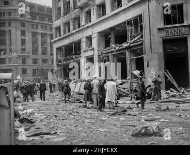 LONDRA - GIUGNO 30: Il 30 Giugno 1944, Aldwych WC2 subì uno dei V1 attentati aerei più letali della guerra. Due settimane dopo i primi V1 scioperi a Londra, il minaccioso drone di un altro “Doodlebug” è stato ascoltato sulla capitale. Aldwych era affollato da lavoratori di ritorno dalla loro ora di pranzo o fare la fila presso l'ufficio postale locale. Alle 2,07pm:00 i V1 scivolarono silenziosamente sul Tamigi, tuffandosi giù per esplodere sulla strada tra il Ministero dell'aria e l'ala nord-est della Casa Bush, sede della BBC External Services. Anche se il Ministero dell'aria con struttura in acciaio ha assorbito gran parte dell'esplosione, la sede Foto Stock