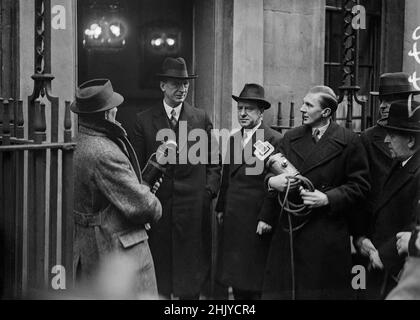 LONDRA - GENNAIO: Primo Taoiseach di Eire (Irlanda) Eamon de Valera (1882-1975) a Londra per colloqui con il primo Ministro britannico al No. 10 Downing Street, nel gennaio 1938. Accanto a lui c'è John Whelan Dulanty (1881-1955) l'Alto Commissario irlandese (in seguito Ambasciatore) Credit: The DL Archive Collection/Alamy Foto Stock