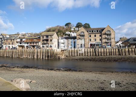 Bassa marea in una giornata invernale soleggiato a Looe, Cornovaglia, Regno Unito Foto Stock