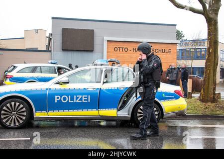 Amburgo, Germania. 01st Feb 2022. Forze di polizia fortemente armate si trovano di fronte alla otto Hahn School nel distretto di Jenfeld. Si ritiene che un giovane armato di armi da fuoco abbia avuto accesso alla scuola. Credit: Daniel Bockwoldt/dpa - ATTENZIONE: Persone private pixelated per motivi legali/dpa/Alamy Live News Foto Stock