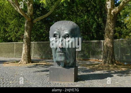 Konrad Adenauer-Denkmal von Hubertus von pellegrino, Bundeskanzlerplatz, Bonn, Nordrhein-Westfalen, Deutschland Foto Stock