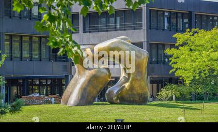 Skulptur von Henry Moore " Grandi due forme' , Bundesministerium für wirtschaftliche Zusammenarbeit und Entwicklung, ehemaliges Bundeskanzleramt, Strese Foto Stock